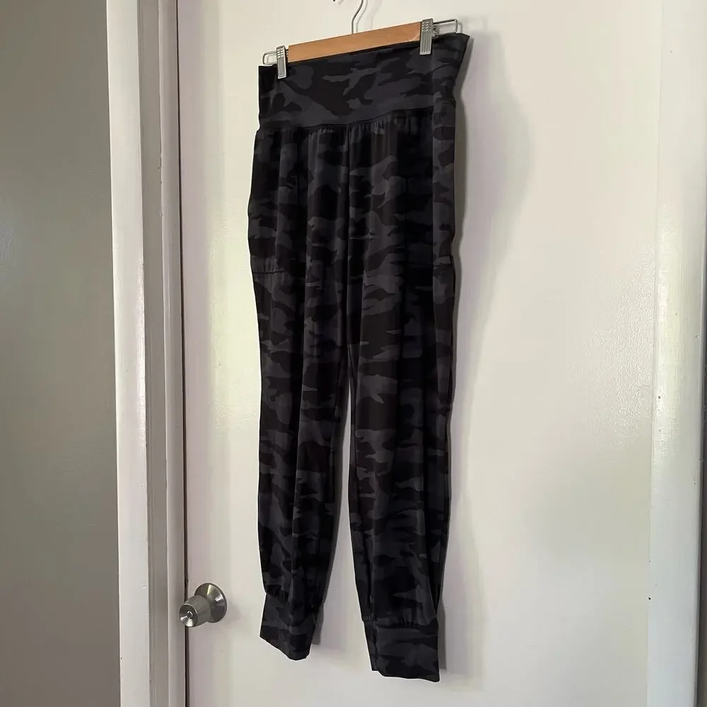 Athleta Salutation Camo Jogger Women's Size Medium Activewear Leggings - Picture 4 of 5